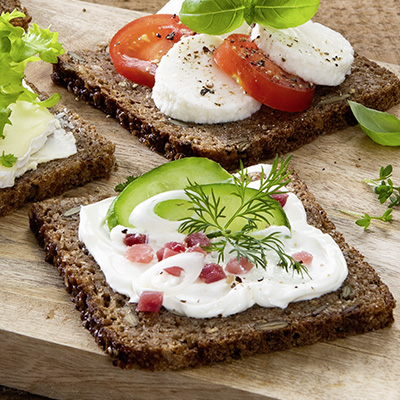 Vollkornbrotscheiben unterschiedlich angerichtet